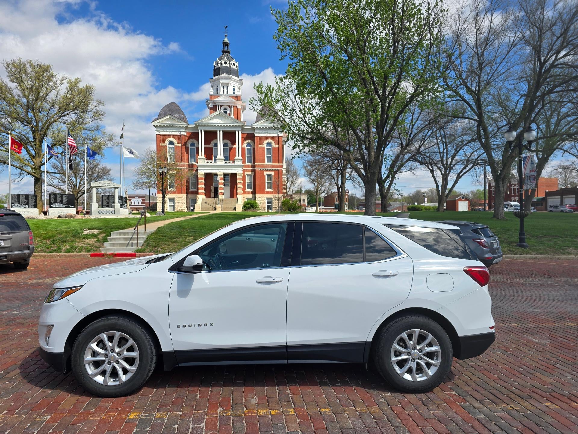 Used 2019 Chevrolet Equinox LT with VIN 2GNAXKEV4K6141803 for sale in Tecumseh, NE