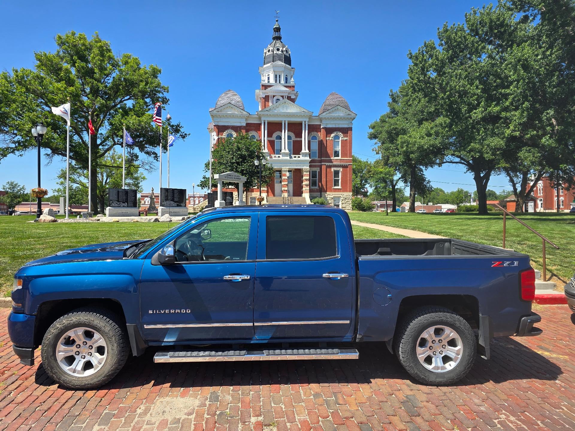 Used 2018 Chevrolet Silverado 1500 LT Z71 with VIN 3GCUKREC2JG316984 for sale in Tecumseh, NE